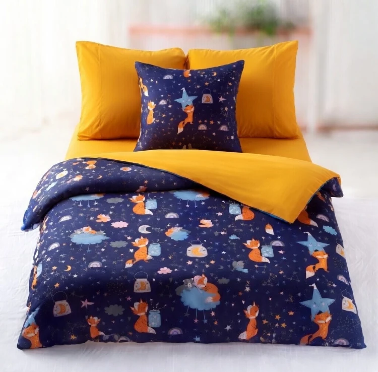 Dwustronny komplet pościeli do przedszkola z wypełnieniem, wzór w liski z personalizowanym haftem imiennym, połączenie bawełny i Velvetu.