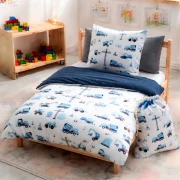 Dwustronny komplet pościeli do przedszkola z wypełnieniem, wzór w koparki, betoniarki z personalizowanym haftem imiennym, połączenie bawełny i Velvetu.