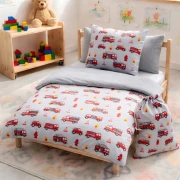 Dwustronny komplet pościeli do przedszkola z wypełnieniem, wzór w wozy strażackie z personalizowanym haftem imiennym, połączenie bawełny i Velvetu.