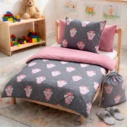 Dwustronny komplet pościeli do przedszkola z wypełnieniem, wzór w czarodziejki z personalizowanym haftem imiennym, połączenie bawełny i Velvetu.