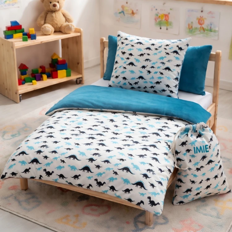 Dwustronny komplet pościeli do przedszkola z wypełnieniem, wzór w dinozaury z personalizowanym haftem imiennym, połączenie bawełny i Velvetu.