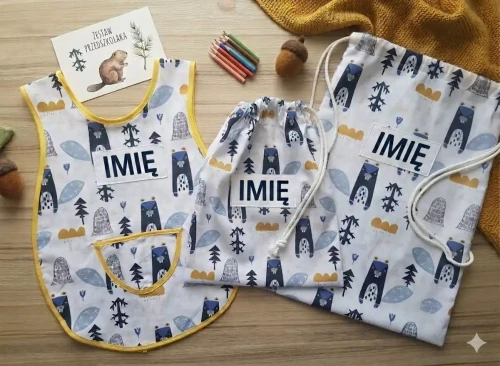 Kompleksowa wyprawka do przedszkola z motywem bobrów: duży worek na pościel, worek do szatni oraz fartuszek ochronny z bawełny z personalizowanym haftem.