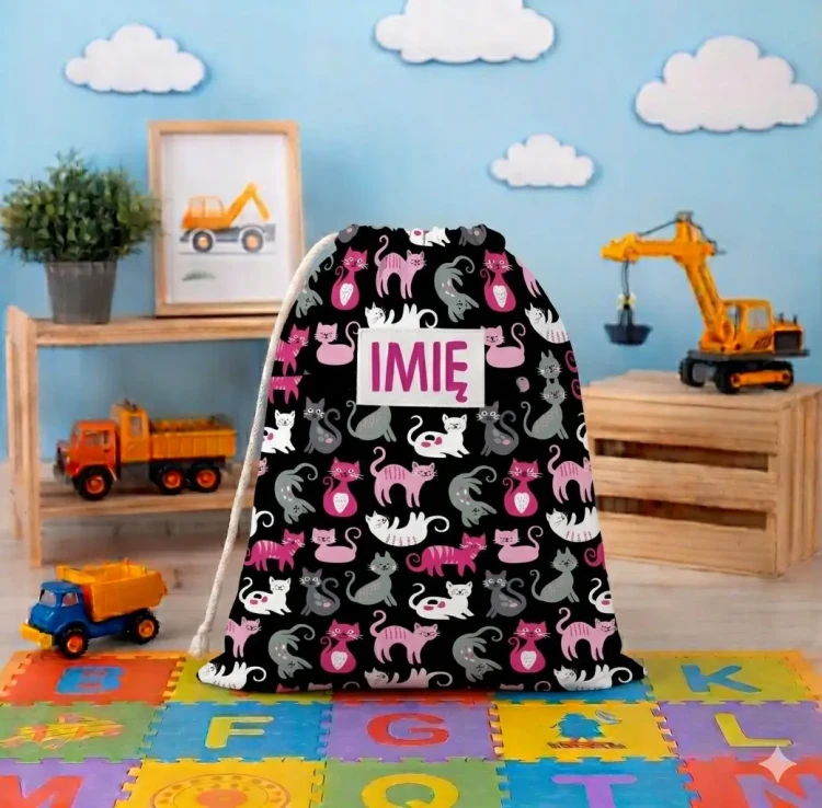 Duży bawełniany worek na pościel do przedszkola 50x60 cm, wzór w kotki, pasujący do kompletu pościeli z personalizowanym haftem.