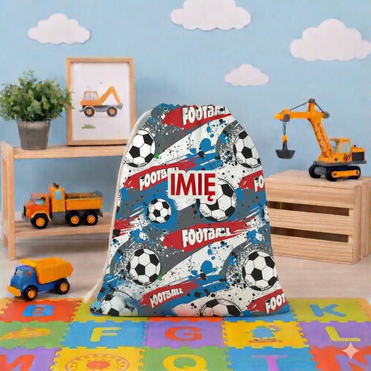 Duży bawełniany worek na pościel do przedszkola 50x60 cm z haftowanym  imieniem dziecka, wzór w football, piłki nożne , ściągany sznurkiem.