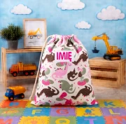 Duży bawełniany worek na pościel do przedszkola 50x60 cm, wzór w dinozaury, pasujący do kompletu pościeli z personalizowanym haftem.