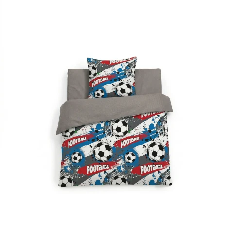 Dwustronny komplet pościeli do przedszkola z wypełnieniem, wzór w football, piłkę nożną z personalizowanym haftem imiennym, połączenie bawełny i Velvetu.
