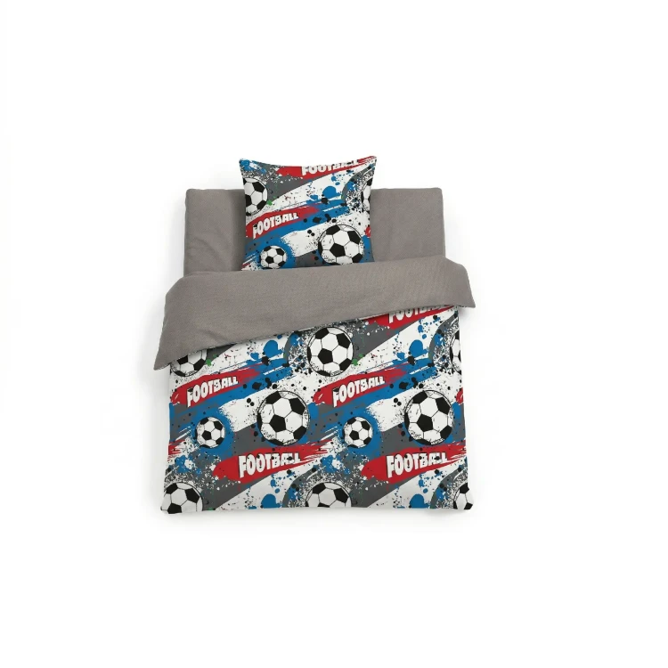 Dwustronny komplet pościeli do przedszkola z wypełnieniem, wzór w football, piłkę nożną z personalizowanym haftem imiennym, połączenie bawełny i Velvetu.