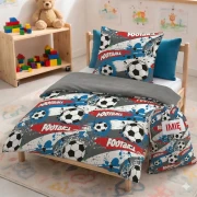 Dwustronny komplet pościeli do przedszkola z wypełnieniem, wzór w football, piłkę nożną z personalizowanym haftem imiennym, połączenie bawełny i Velvetu.