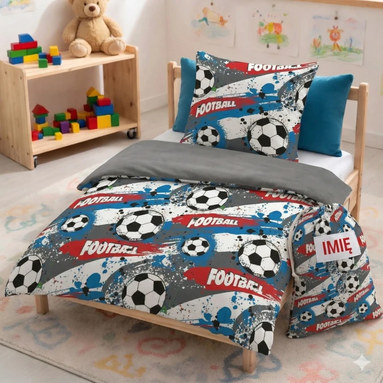 Dwustronny komplet pościeli do przedszkola z wypełnieniem, wzór w football, piłkę nożną z personalizowanym haftem imiennym, połączenie bawełny i Velvetu.