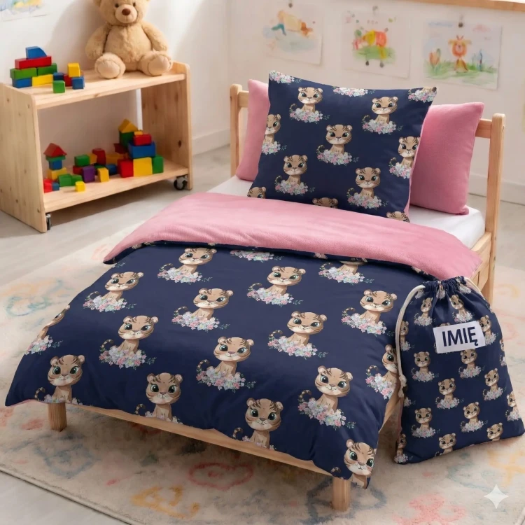 Dwustronny komplet pościeli do przedszkola z wypełnieniem, wzór w tygryski z personalizowanym haftem imiennym, połączenie bawełny i Velvetu.