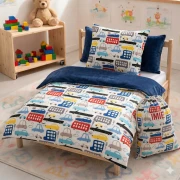 Dwustronny komplet pościeli do przedszkola z wypełnieniem, wzór w autka z personalizowanym haftem imiennym, połączenie bawełny i Velvetu.