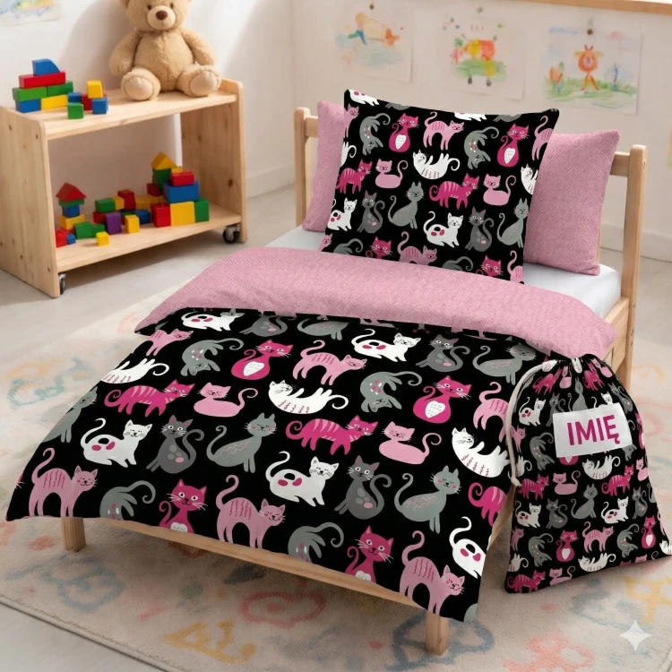 Dwustronny komplet pościeli do przedszkola z wypełnieniem, wzór w kotki z personalizowanym haftem imiennym, połączenie bawełny i Velvetu.