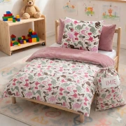 Dwustronny komplet pościeli do przedszkola z wypełnieniem, wzór w dinozaury z personalizowanym haftem imiennym, połączenie bawełny i Velvetu.