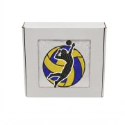 Biały personalizowany ręcznik 500g z haftem sylwetki kobiety grającej w siatkówkę, wykonany ze 100% bawełny, umieszczony w estetycznym pudełku z okienkiem.