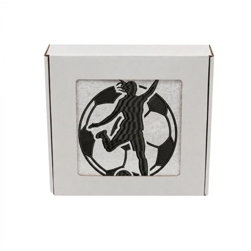 Biały personalizowany ręcznik 500g z haftem sylwetki kobiety grającej w piłkę nożną, wykonany ze 100% bawełny, umieszczony w estetycznym pudełku z okienkiem.