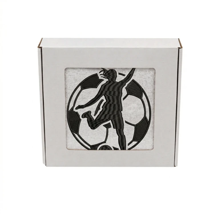 Biały personalizowany ręcznik 500g z haftem sylwetki kobiety grającej w piłkę nożną, wykonany ze 100% bawełny, umieszczony w estetycznym pudełku z okienkiem.