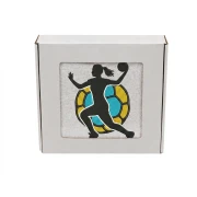 Biały personalizowany ręcznik 500g z haftem sylwetki kobiety grającej w piłkę ręczną, wykonany ze 100% bawełny, umieszczony w estetycznym opakowaniu.