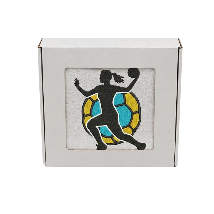 Biały personalizowany ręcznik 500g z haftem sylwetki kobiety grającej w piłkę ręczną, wykonany ze 100% bawełny, umieszczony w estetycznym opakowaniu.