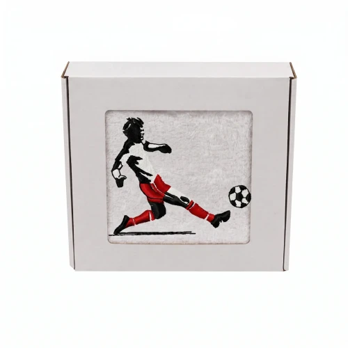 Biały personalizowany ręcznik bawełniany 500g z haftem przedstawiającym mężczyznę prowadzącego piłkę nożną, elegancko zapakowany w pudełko z okienkiem.