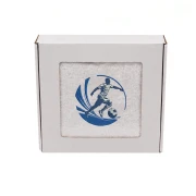 Biały personalizowany ręcznik bawełniany 500g z haftem przedstawiającym mężczyznę prowadzącego piłkę nożną, elegancko zapakowany w pudełko z okienkiem.