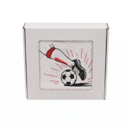 Biały personalizowany ręcznik bawełniany 500g z haftem przedstawiającym mężczyznę prowadzącego piłkę nożną, elegancko zapakowany w pudełko z okienkiem.