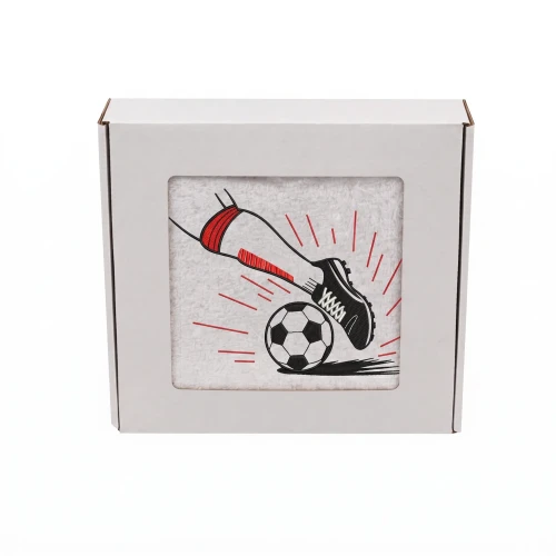 Biały personalizowany ręcznik bawełniany 500g z haftem przedstawiającym mężczyznę prowadzącego piłkę nożną, elegancko zapakowany w pudełko z okienkiem.