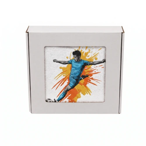 Biały personalizowany ręcznik bawełniany 500g z haftem przedstawiającym mężczyznę prowadzącego piłkę nożną, elegancko zapakowany w pudełko z okienkiem.