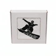 Biały personalizowany ręcznik bawełniany 500g z haftem przedstawiającym snowboardzistę wykonującego ewolucję na desce, zapakowany w eleganckie pudełko z okienkiem.