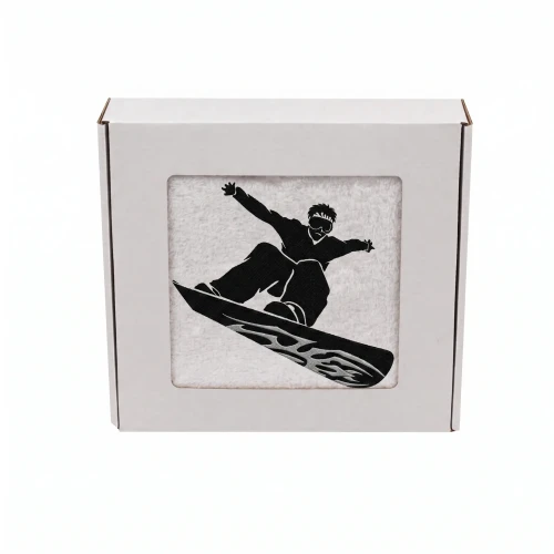 Biały personalizowany ręcznik bawełniany 500g z haftem przedstawiającym snowboardzistę wykonującego ewolucję na desce, zapakowany w eleganckie pudełko z okienkiem.