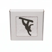 Biały personalizowany ręcznik bawełniany 500g z haftem przedstawiającym snowboardzistę wykonującego ewolucję na desce, zapakowany w eleganckie pudełko z okienkiem.