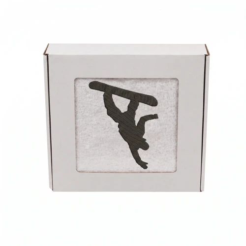 Biały personalizowany ręcznik bawełniany 500g z haftem przedstawiającym snowboardzistę wykonującego ewolucję na desce, zapakowany w eleganckie pudełko z okienkiem.
