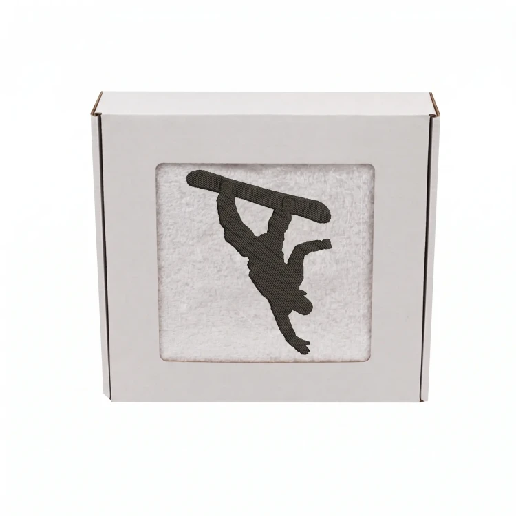 Biały personalizowany ręcznik bawełniany 500g z haftem przedstawiającym snowboardzistę wykonującego ewolucję na desce, zapakowany w eleganckie pudełko z okienkiem.