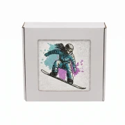 Biały personalizowany ręcznik 500g z haftem sylwetki kobiety zjeżdżającej na snowboardzie, wykonany ze 100% bawełny, umieszczony w estetycznym pudełku z okienkiem.