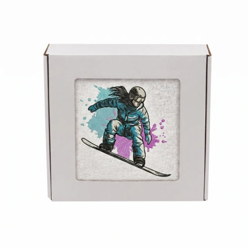 Biały personalizowany ręcznik 500g z haftem sylwetki kobiety zjeżdżającej na snowboardzie, wykonany ze 100% bawełny, umieszczony w estetycznym pudełku z okienkiem.