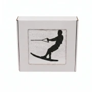 Biały personalizowany ręcznik bawełniany 500g z haftem przedstawiającym mężczyznę na nartach wodnych w akcji, elegancko zapakowany w pudełko z okienkiem.