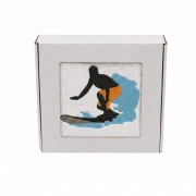 Biały personalizowany ręcznik bawełniany 500g z haftem przedstawiającym surfera łapiącego falę, zapakowany w eleganckie pudełko z okienkiem.