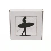 Biały personalizowany ręcznik 500g z haftem sylwetki kobiety z deską surfingową, wykonany ze 100% bawełny, umieszczony w estetycznym pudełku z okienkiem.