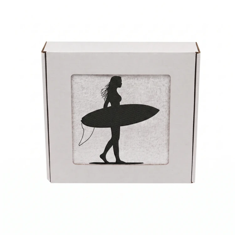 Biały personalizowany ręcznik 500g z haftem sylwetki kobiety z deską surfingową, wykonany ze 100% bawełny, umieszczony w estetycznym pudełku z okienkiem.