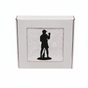 Biały personalizowany ręcznik bawełniany 500g z haftem przedstawiającym mężczyznę płynącego na desce SUP z wiosłem, zapakowany w pudełko z okienkiem.