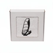 Biały personalizowany ręcznik bawełniany 500g z haftem przedstawiającym windsurfera płynącego na desce z żaglem, zapakowany w eleganckie pudełko z okienkiem.