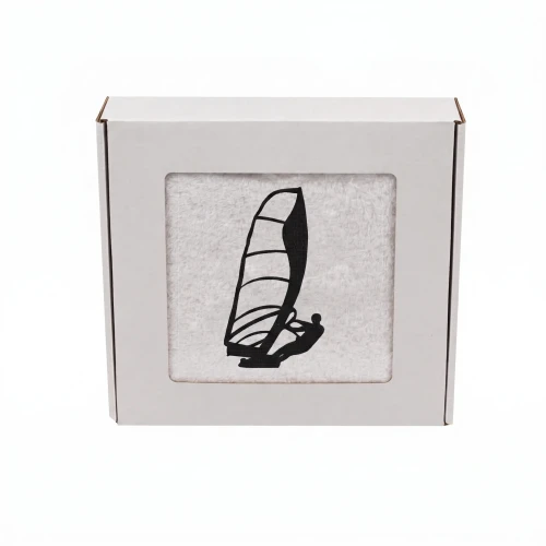 Biały personalizowany ręcznik bawełniany 500g z haftem przedstawiającym windsurfera płynącego na desce z żaglem, zapakowany w eleganckie pudełko z okienkiem.