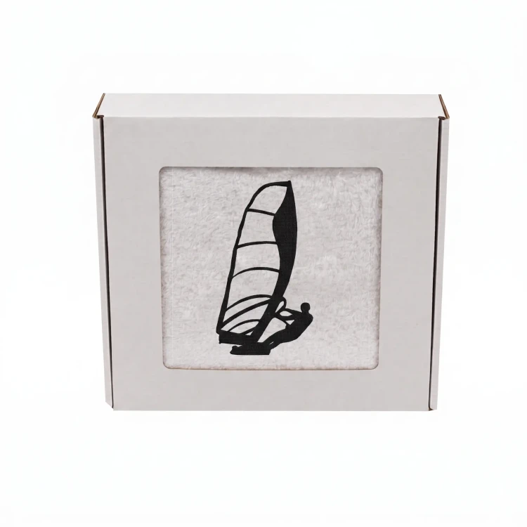 Biały personalizowany ręcznik bawełniany 500g z haftem przedstawiającym windsurfera płynącego na desce z żaglem, zapakowany w eleganckie pudełko z okienkiem.