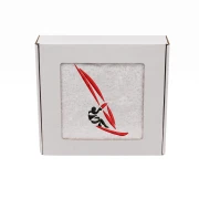 Biały personalizowany ręcznik bawełniany 500g z haftem przedstawiającym windsurfera płynącego na desce z żaglem, zapakowany w eleganckie pudełko z okienkiem.