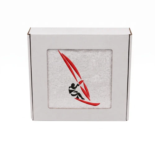 Biały personalizowany ręcznik bawełniany 500g z haftem przedstawiającym windsurfera płynącego na desce z żaglem, zapakowany w eleganckie pudełko z okienkiem.