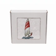 Biały personalizowany ręcznik bawełniany 500g z haftem przedstawiającym windsurfera płynącego na desce z żaglem, zapakowany w eleganckie pudełko z okienkiem.