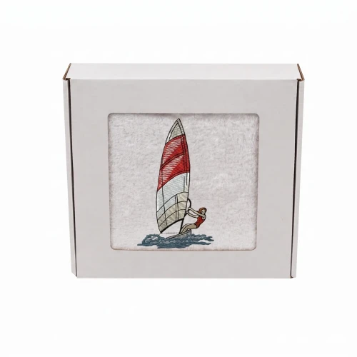 Biały personalizowany ręcznik bawełniany 500g z haftem przedstawiającym windsurfera płynącego na desce z żaglem, zapakowany w eleganckie pudełko z okienkiem.