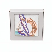 Biały personalizowany ręcznik bawełniany 500g z haftem przedstawiającym windsurfera płynącego na desce z żaglem, zapakowany w eleganckie pudełko z okienkiem.