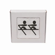 Biały personalizowany ręcznik bawełniany 500g z haftem przedstawiającym wioślarza w łodzi podczas treningu, zapakowany w eleganckie pudełko z okienkiem.