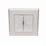 Biały personalizowany ręcznik bawełniany 500g z haftem przedstawiającym wioślarza w łodzi podczas treningu, zapakowany w eleganckie pudełko z okienkiem.