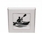 Biały personalizowany ręcznik bawełniany 500g z haftem przedstawiającym kajakarza z wiosłem na wodzie, elegancko zapakowany w pudełko z okienkiem.